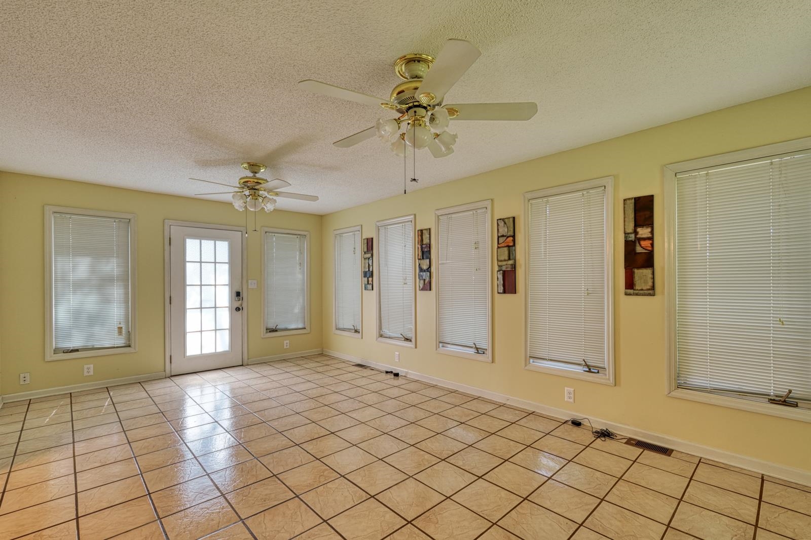 404 Cresthaven Drive Property Photo 12