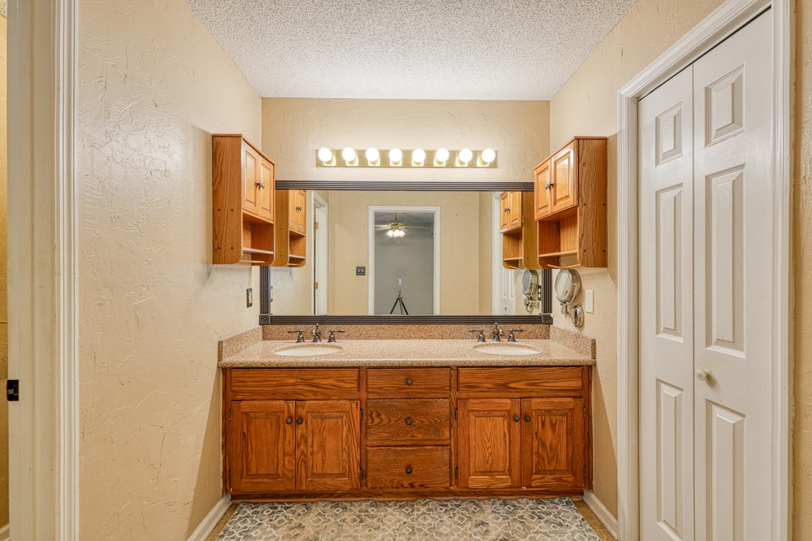 404 Cresthaven Drive Property Photo 23