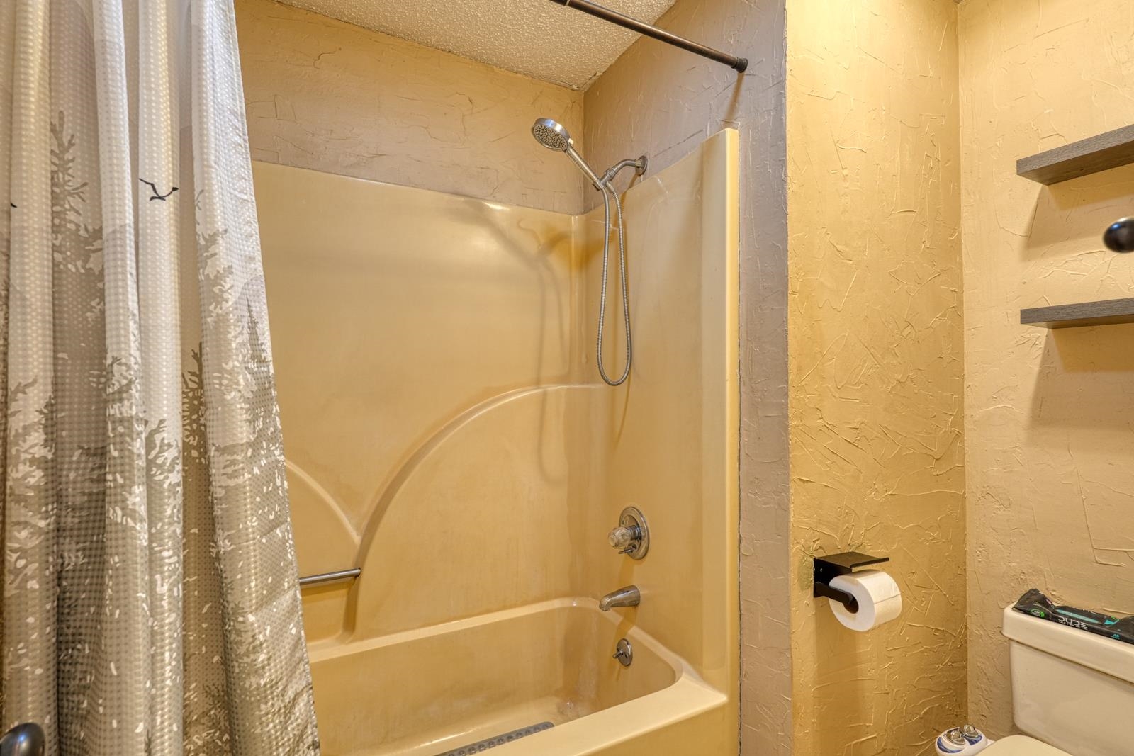 404 Cresthaven Drive Property Photo 24