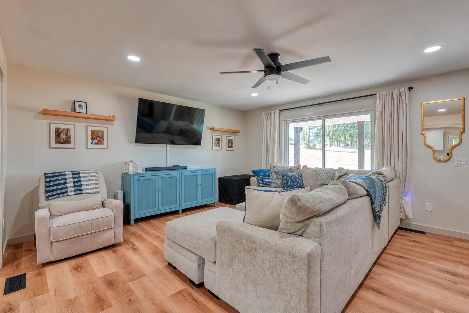 406 Creekside Drive Property Photo 4