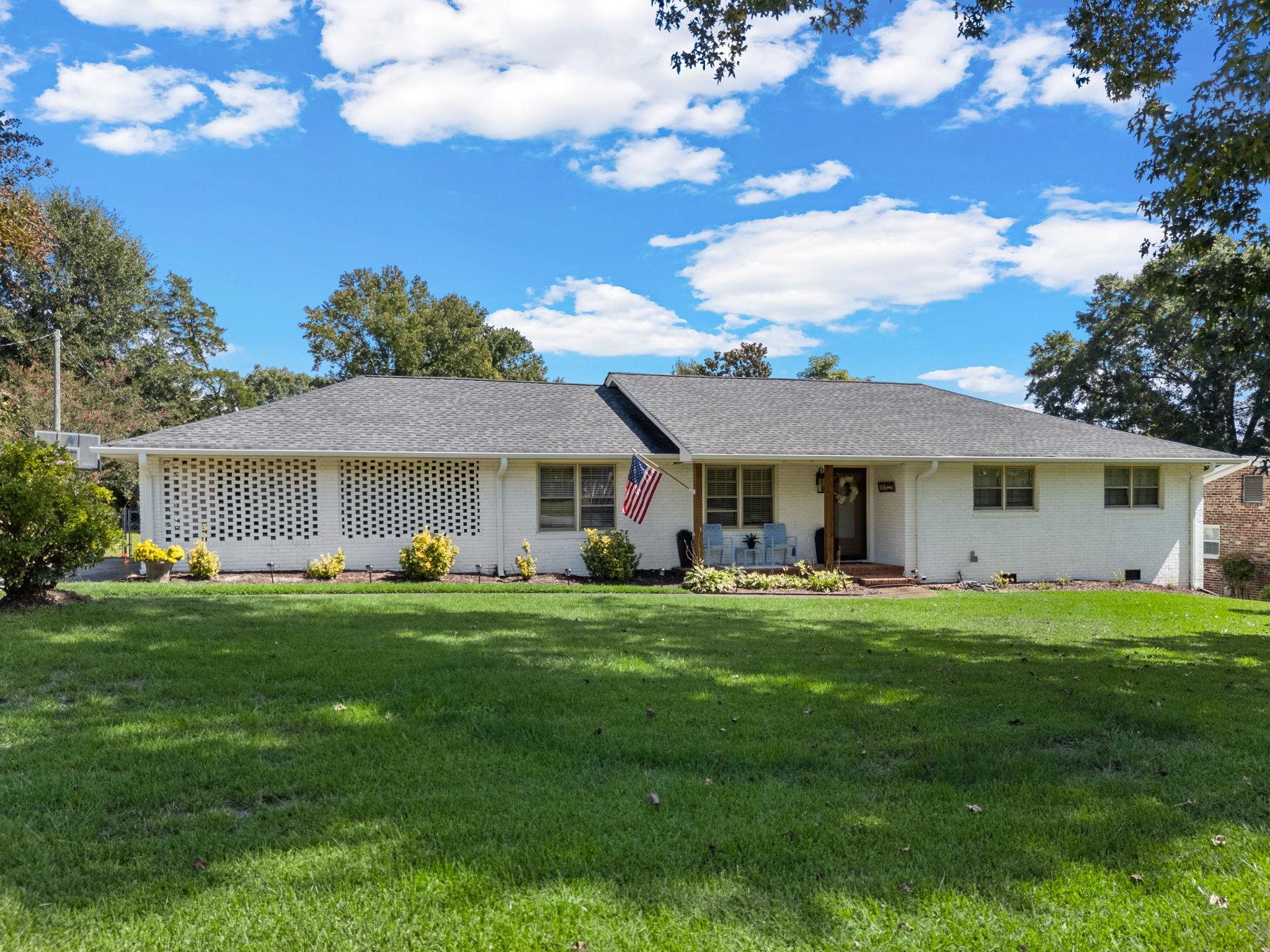 400 Lake Forest Drive Property Photo 2
