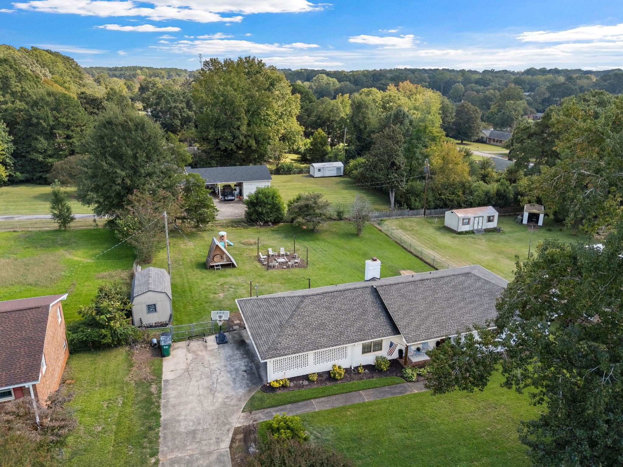 400 Lake Forest Drive Property Photo 3