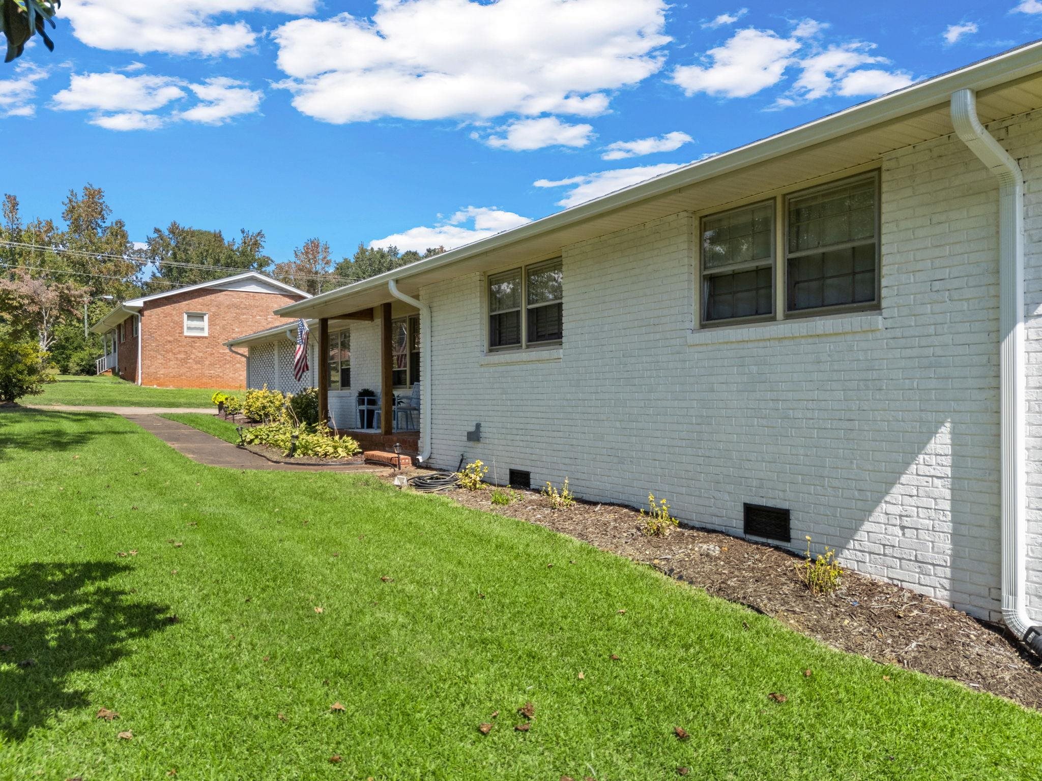 400 Lake Forest Drive Property Photo 4