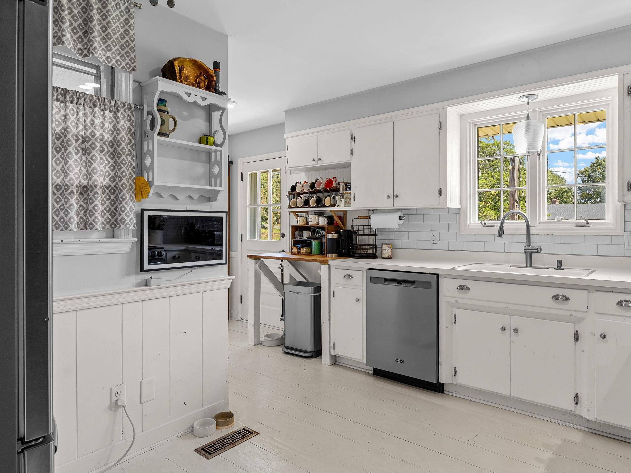 400 Lake Forest Drive Property Photo 17