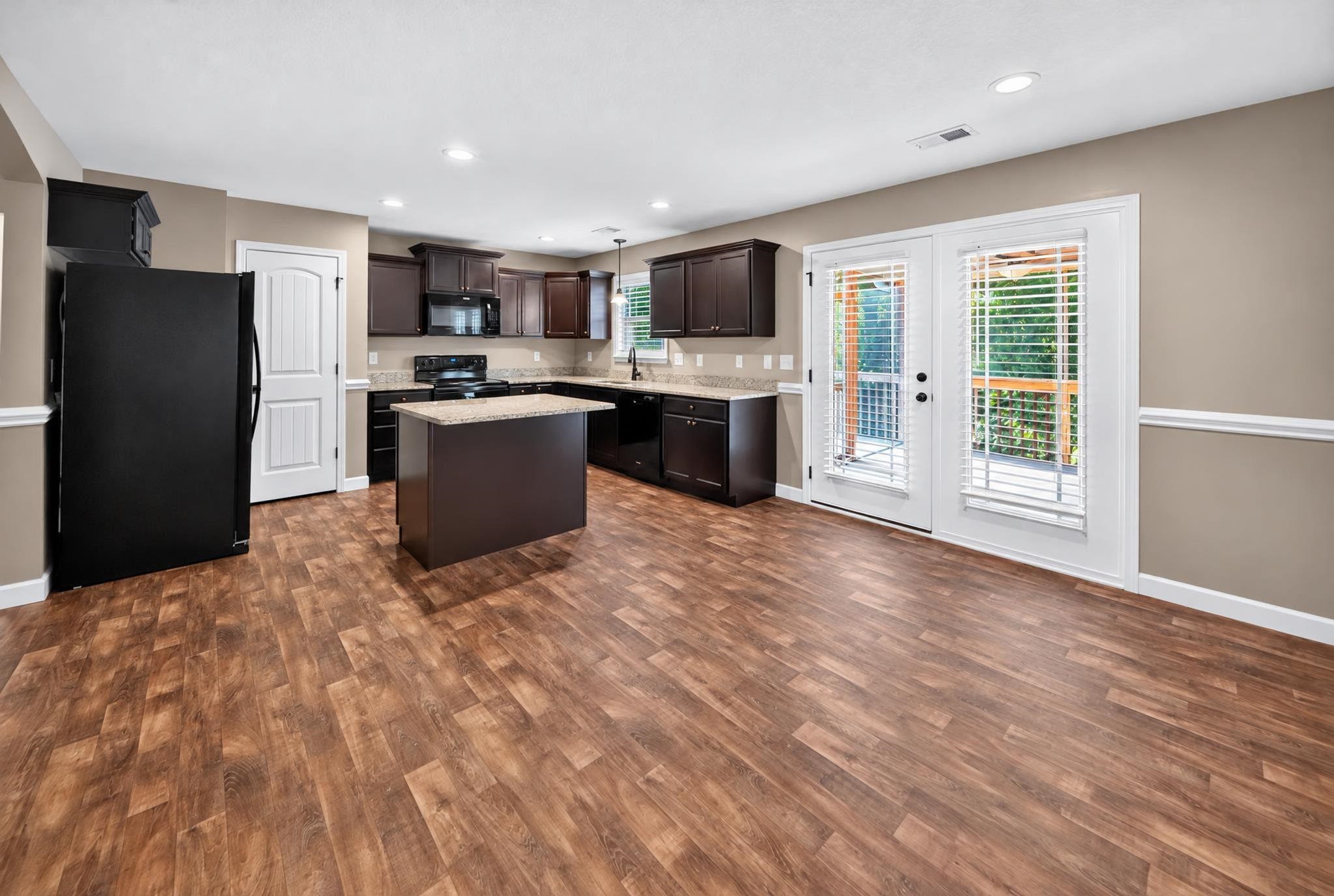 436 Shoreline Boulevard Property Photo 8