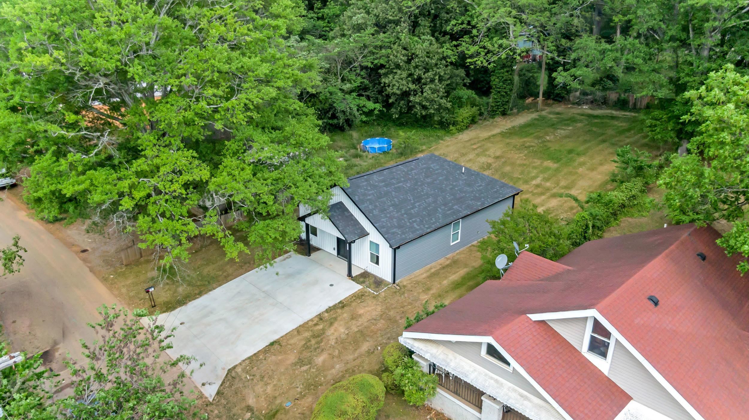 561 Bee Street Property Photo 3
