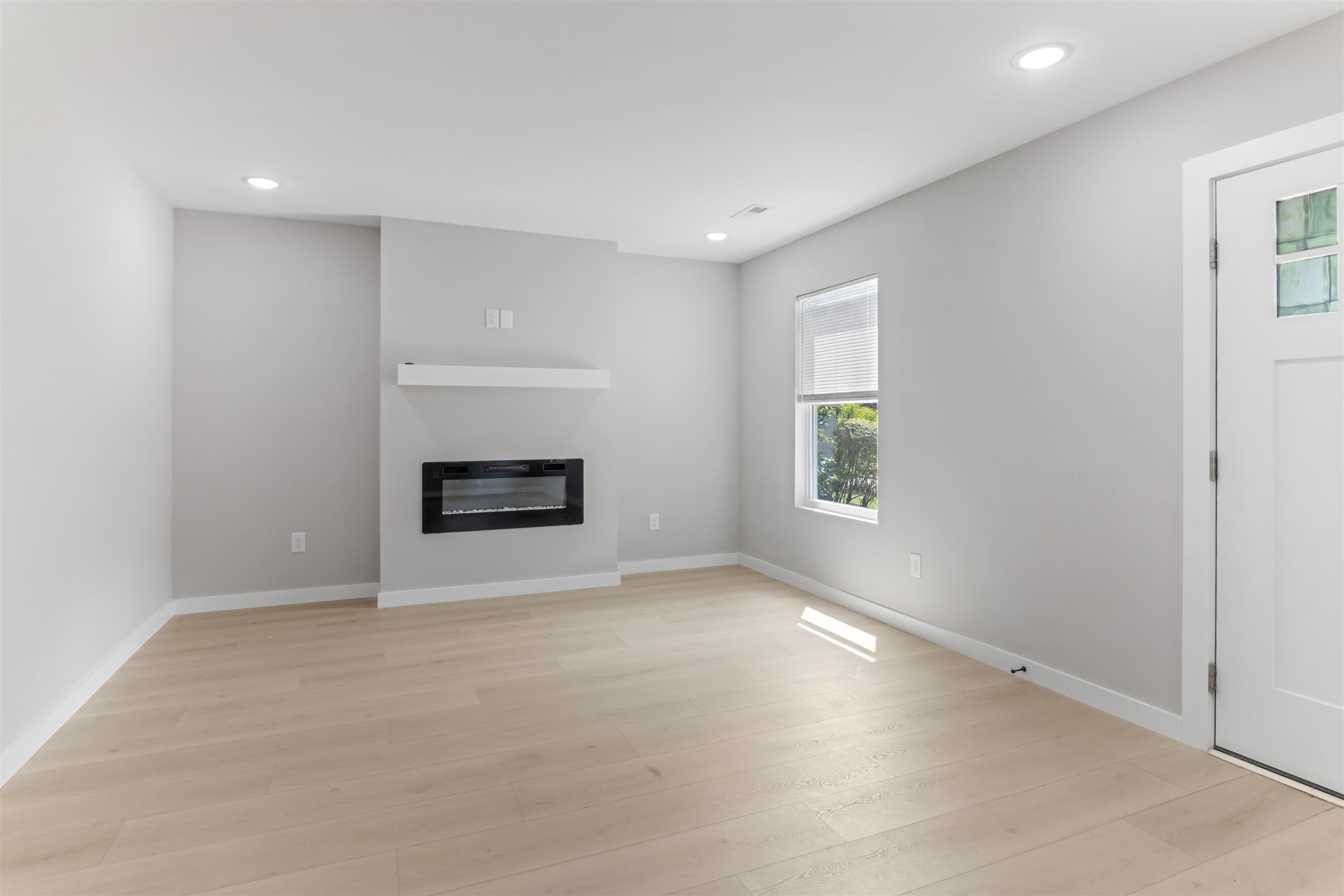 561 Bee Street Property Photo 6