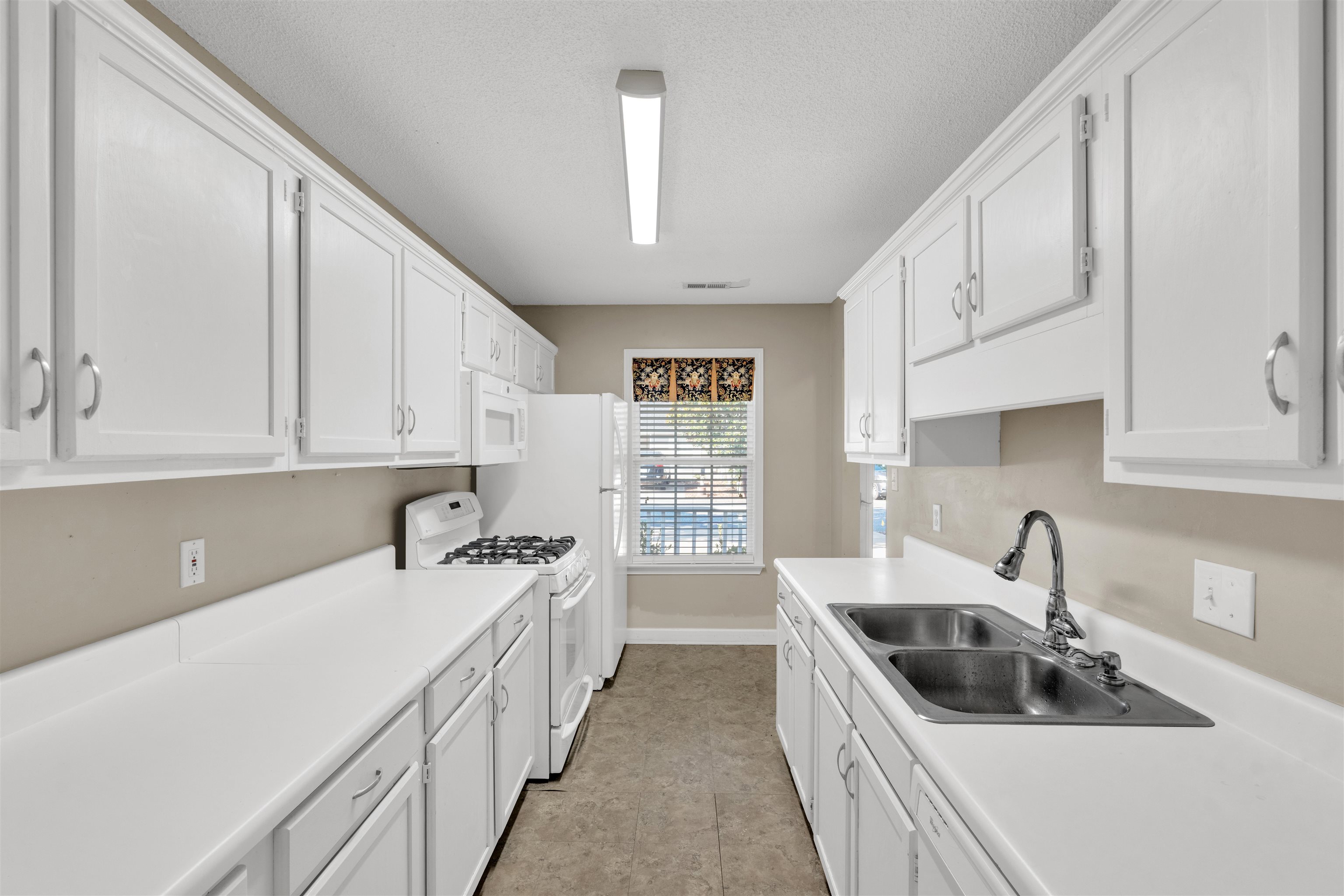 411 E Calhoun Crossing Court Property Photo 9
