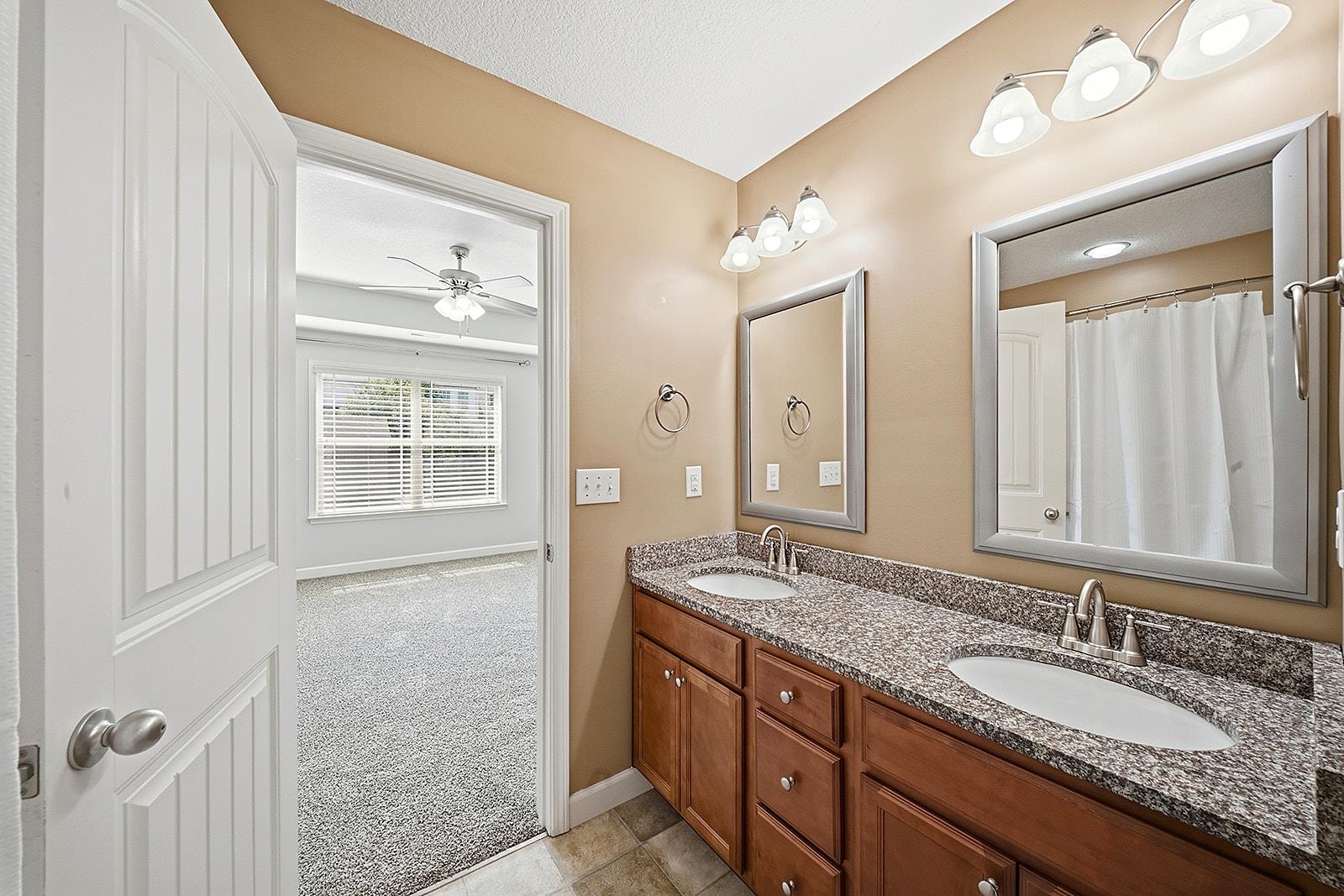 502 E Heatherstone Lane Property Photo 16