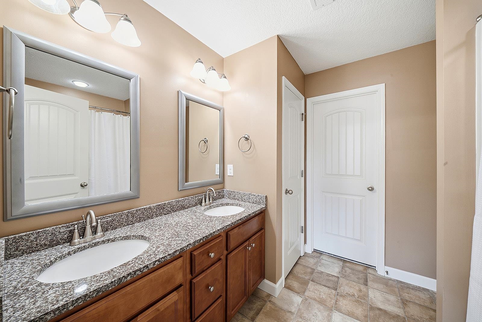 502 E Heatherstone Lane Property Photo 17