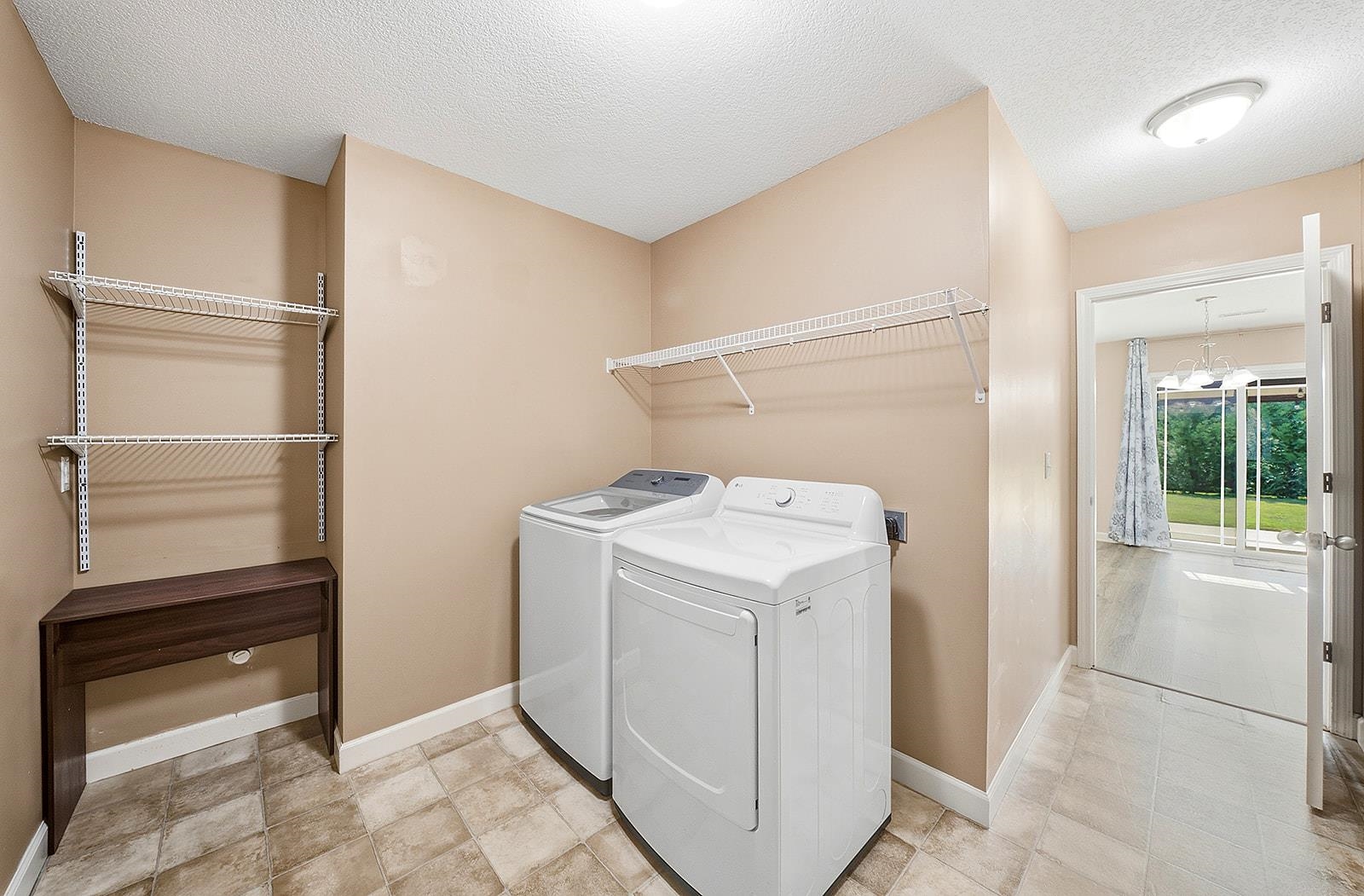 502 E Heatherstone Lane Property Photo 29