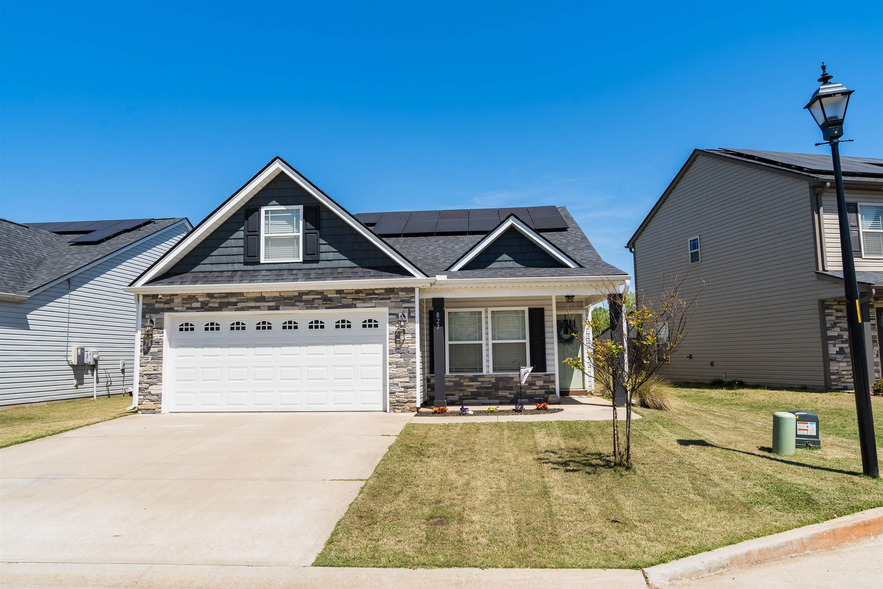 827 Highland View Property Photo 1