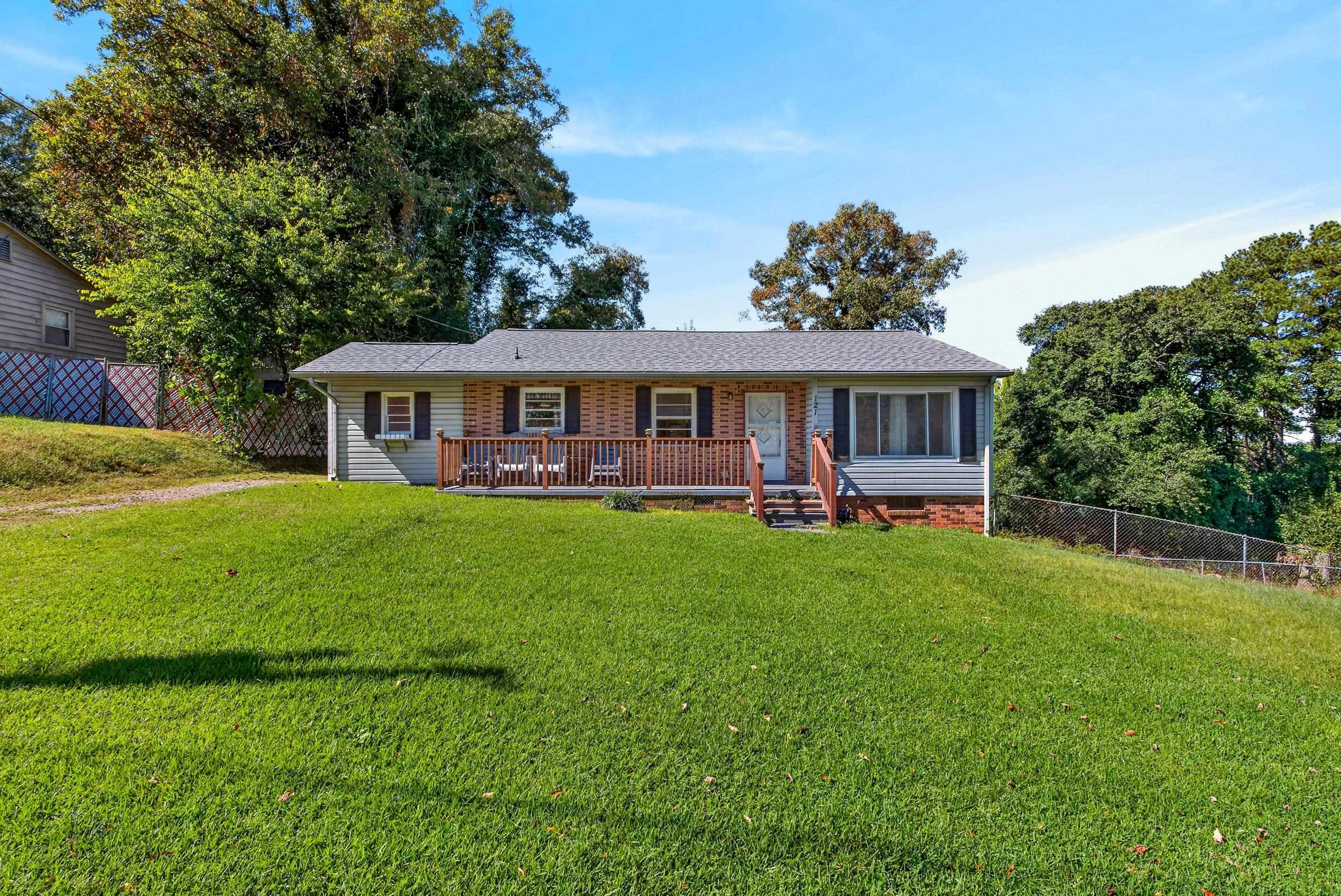 121 Crescent Circle Property Photo 1