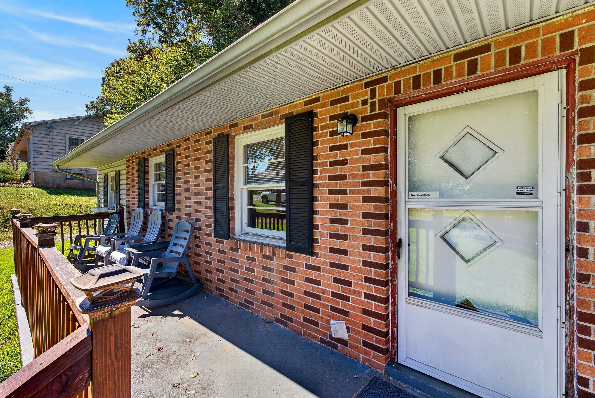 121 Crescent Circle Property Photo 3