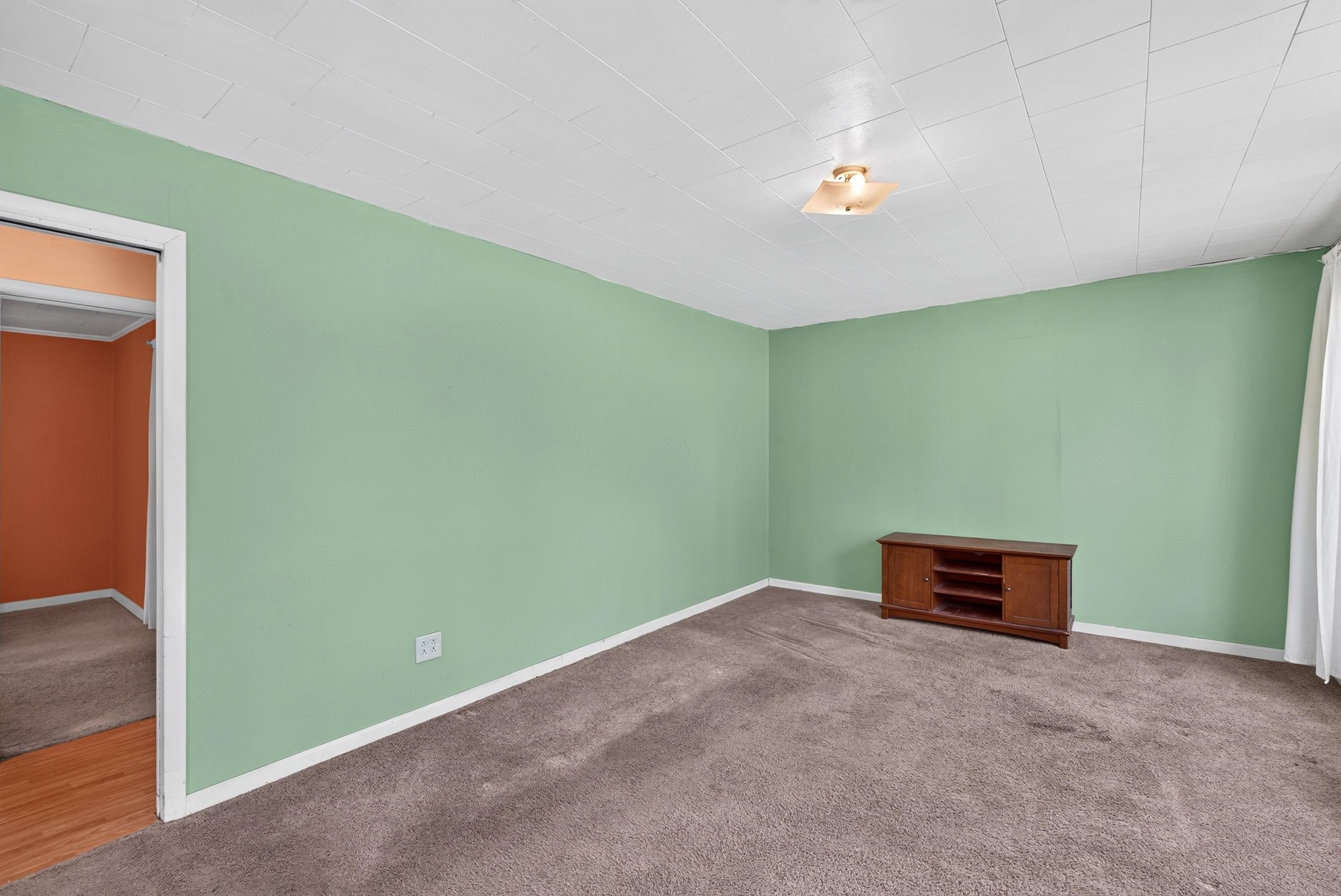 121 Crescent Circle Property Photo 6