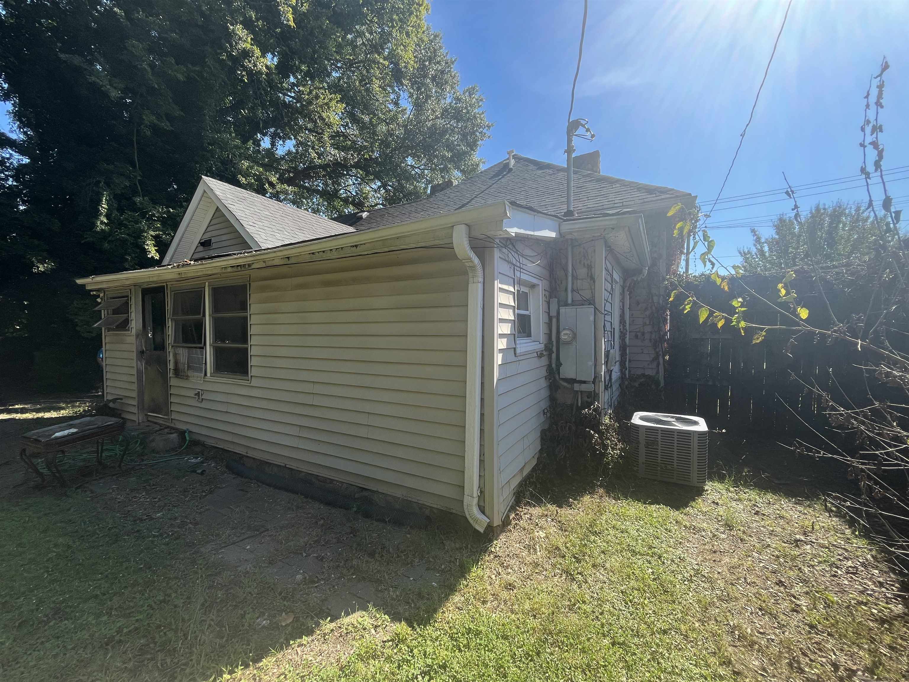 115 N Logan St Property Photo 4