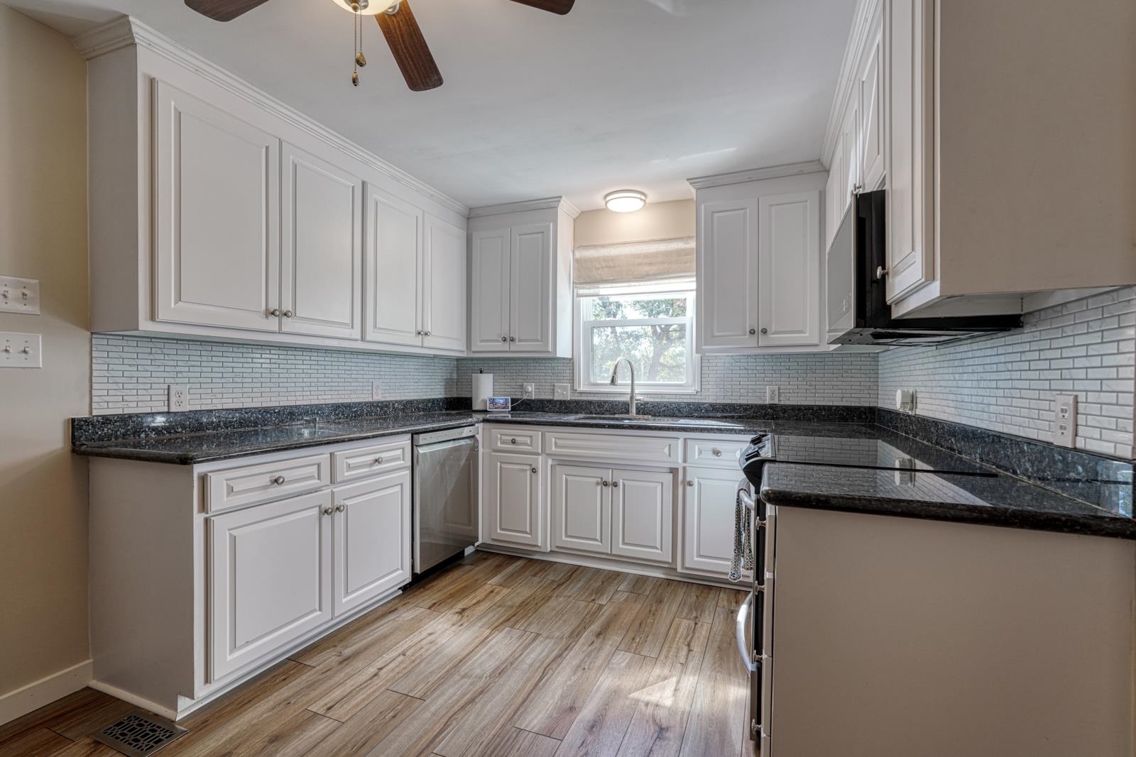 200 S Pointe Property Photo 12