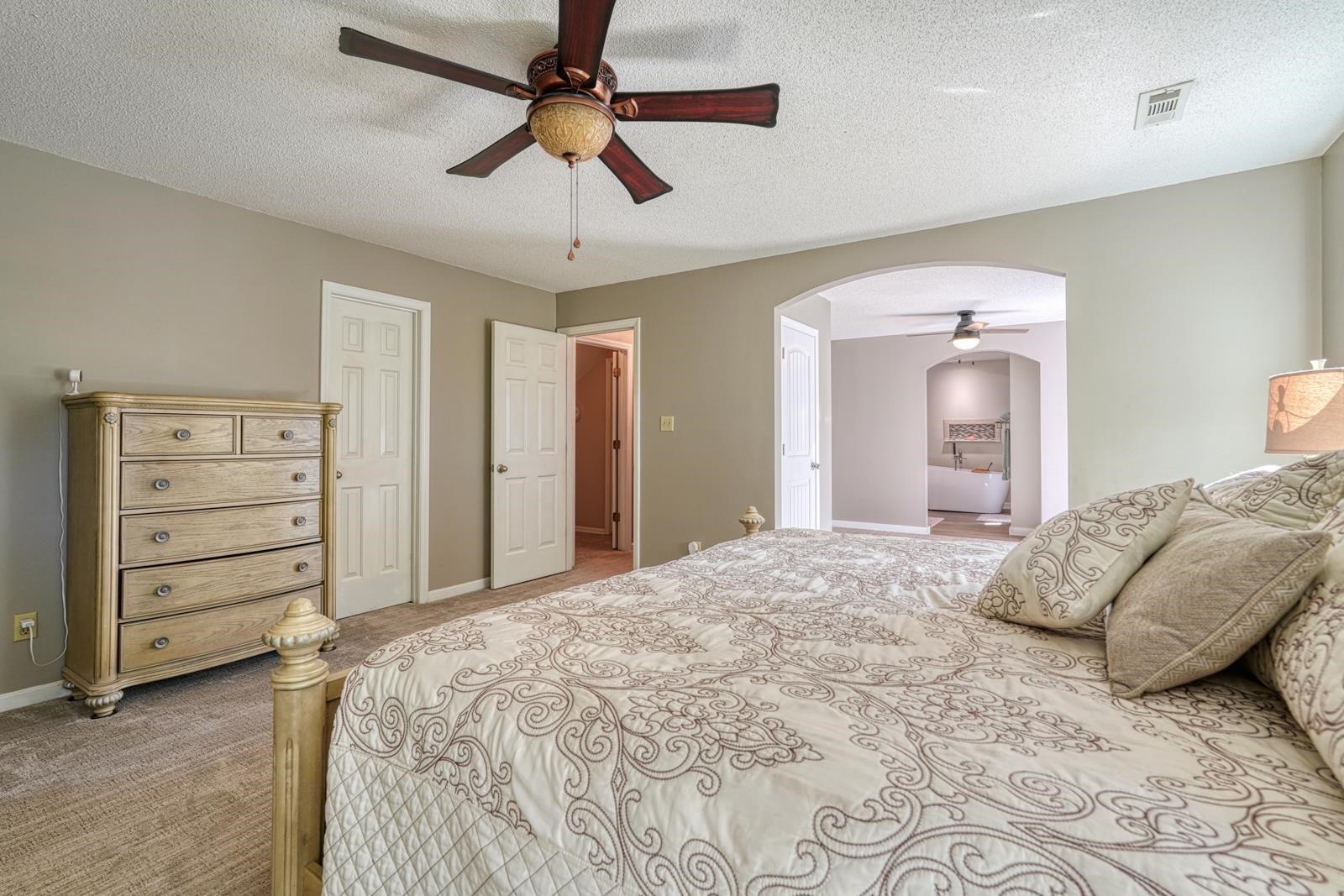 200 S Pointe Property Photo 18