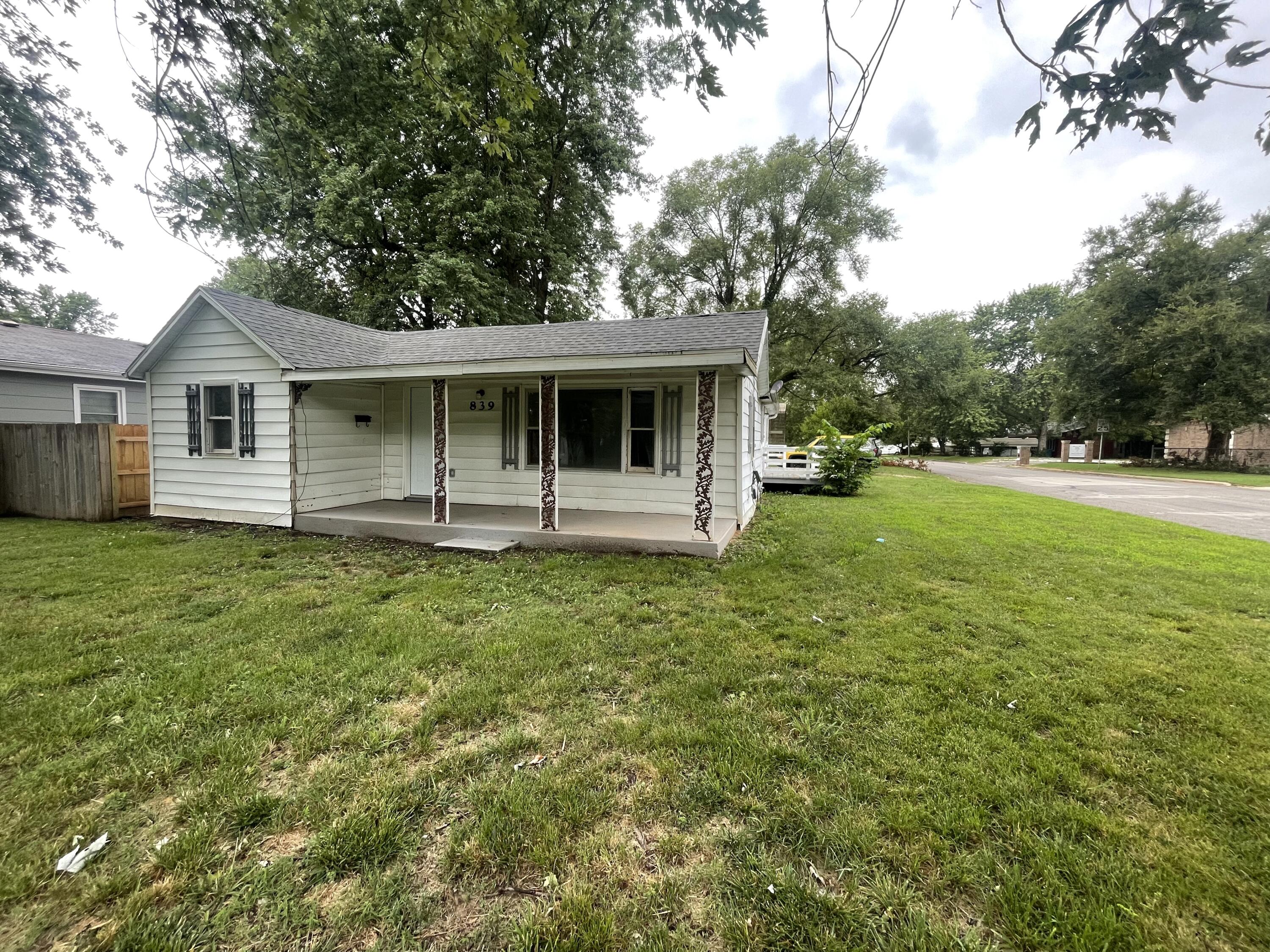 839 South West Avenue Property Photo 1