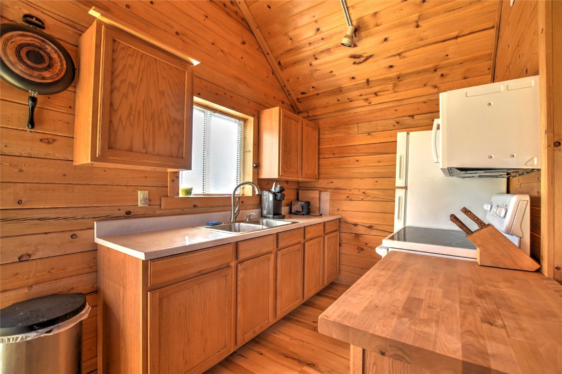 2377 Stagestop Road Property Photo 2