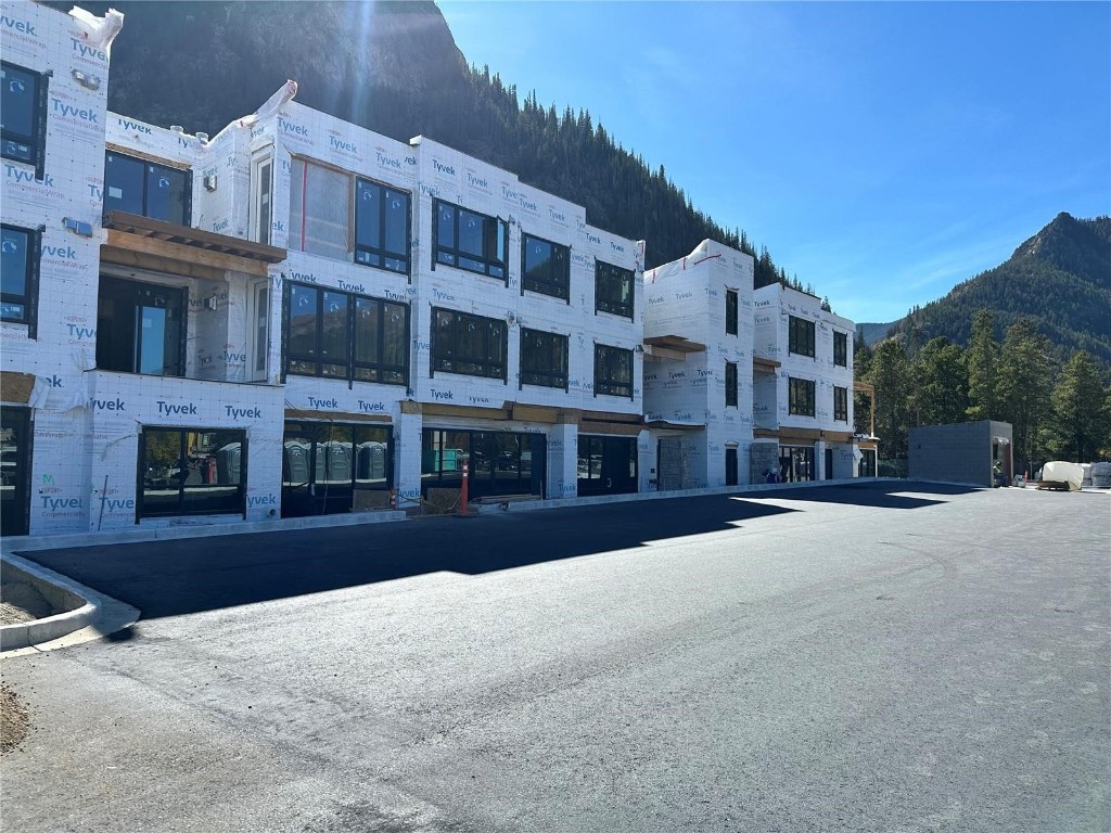 9097 Flats Real Estate Listings Main Image