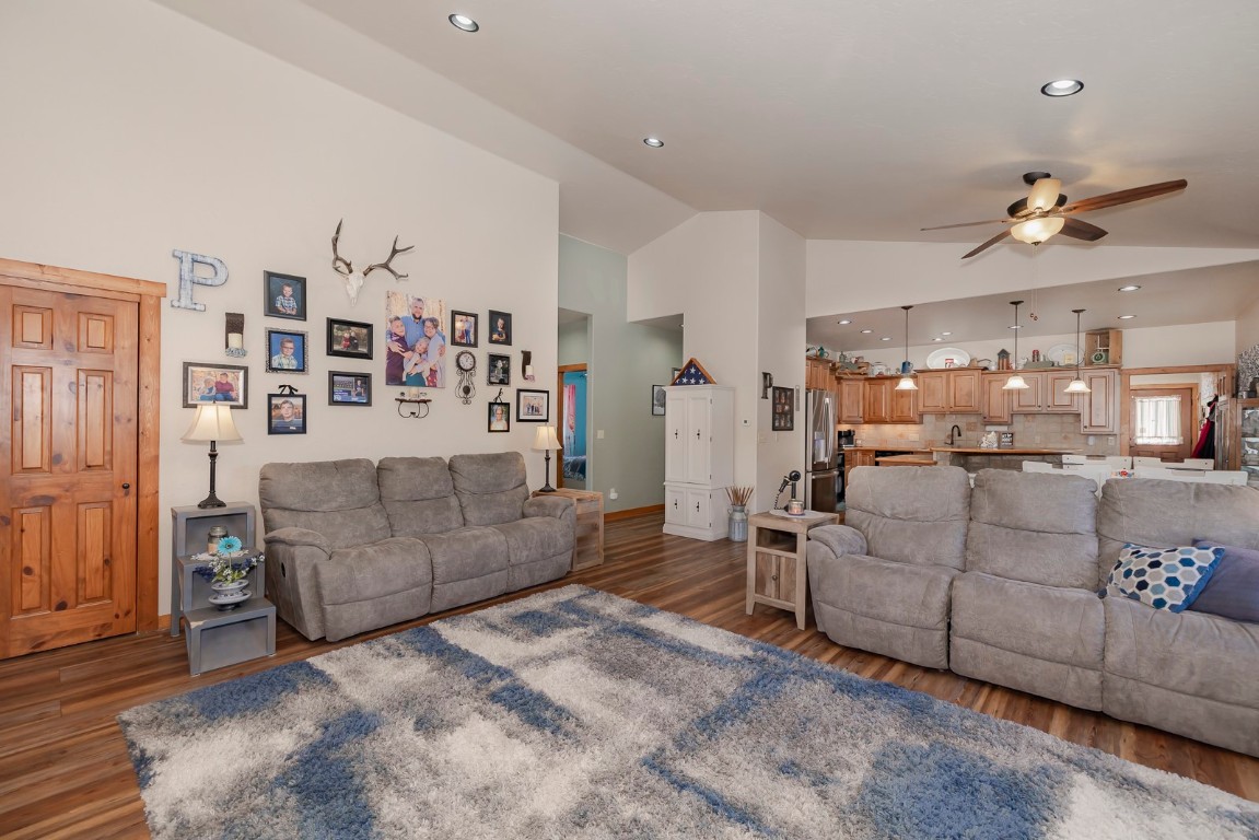 102 E Nevava Street Property Photo 15