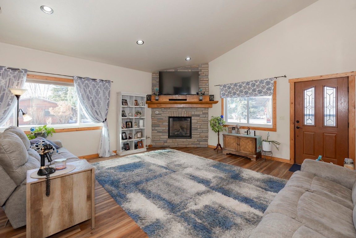 102 E Nevava Street Property Photo 16