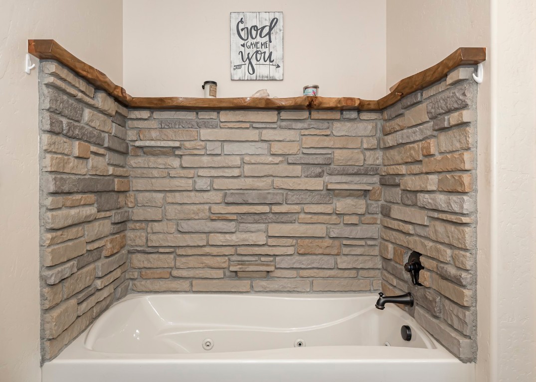 102 E Nevava Street Property Photo 22