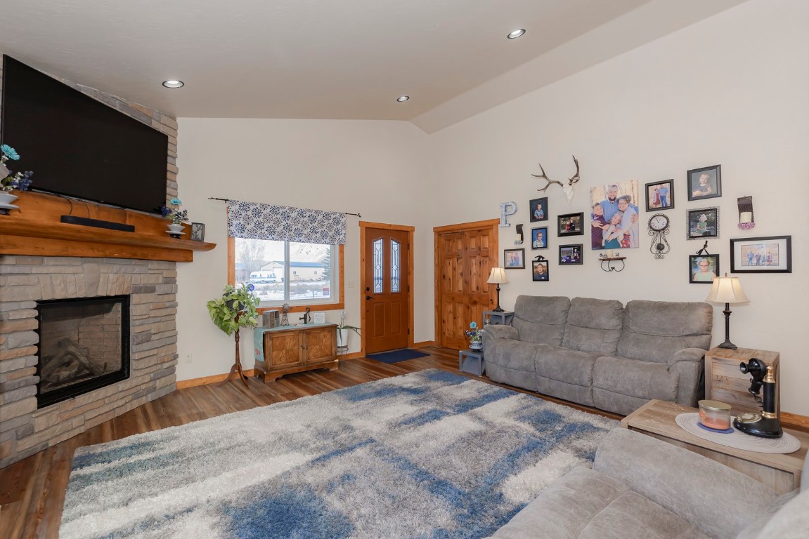 102 E Nevava Street Property Photo 28