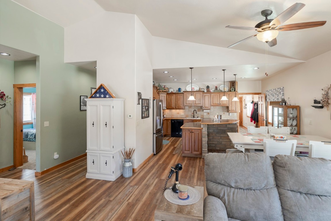102 E Nevava Street Property Photo 37