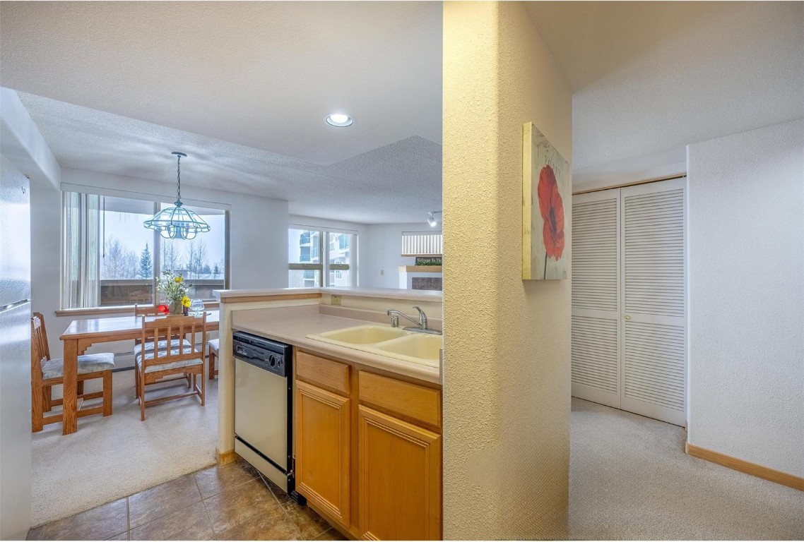 980 Lakepoint Drive 404 Property Photo 9