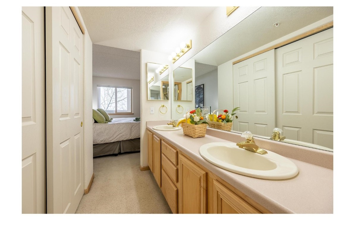 980 Lakepoint Drive 404 Property Photo 16