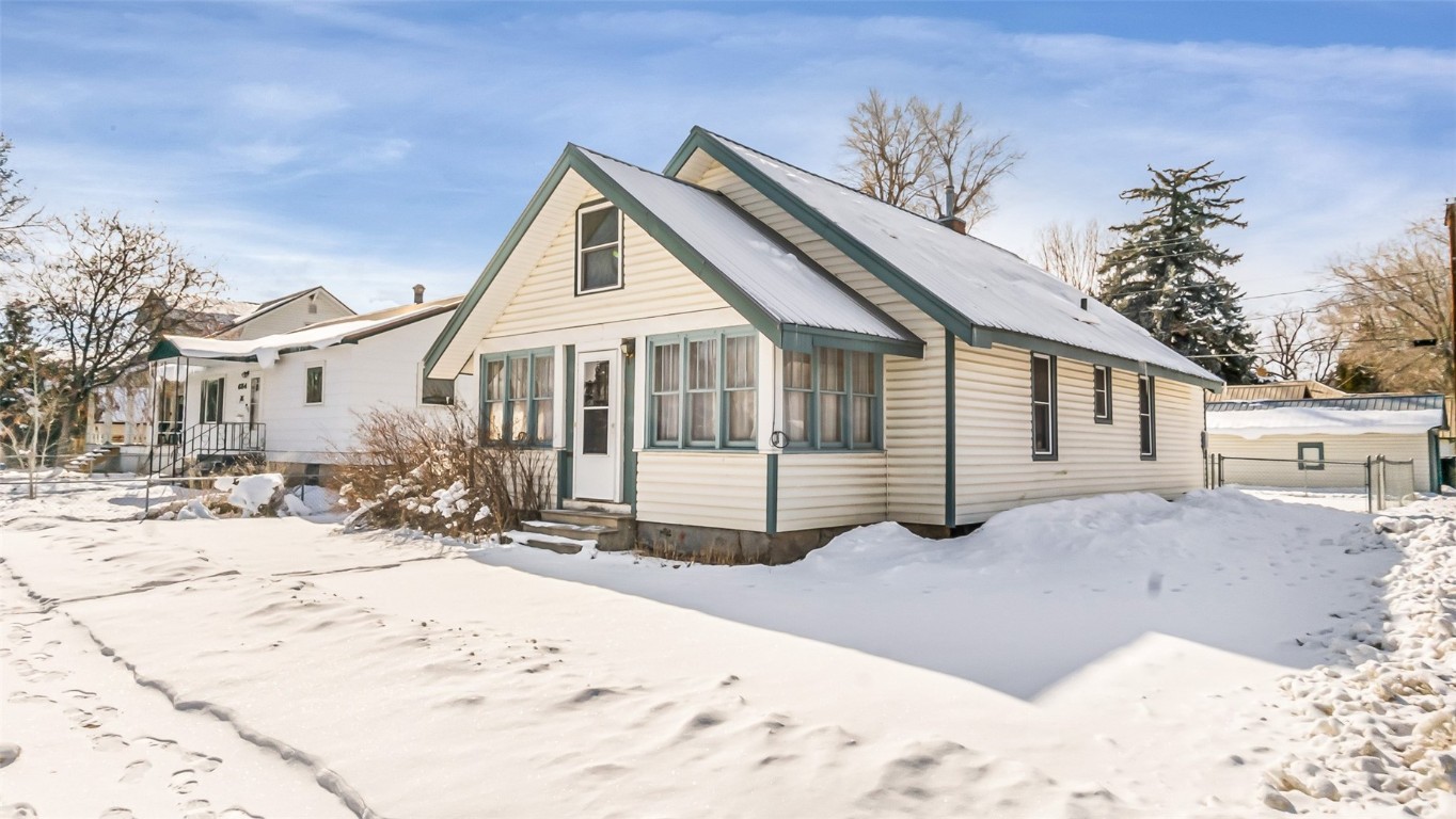 694 Russell STREET Property Photo 1