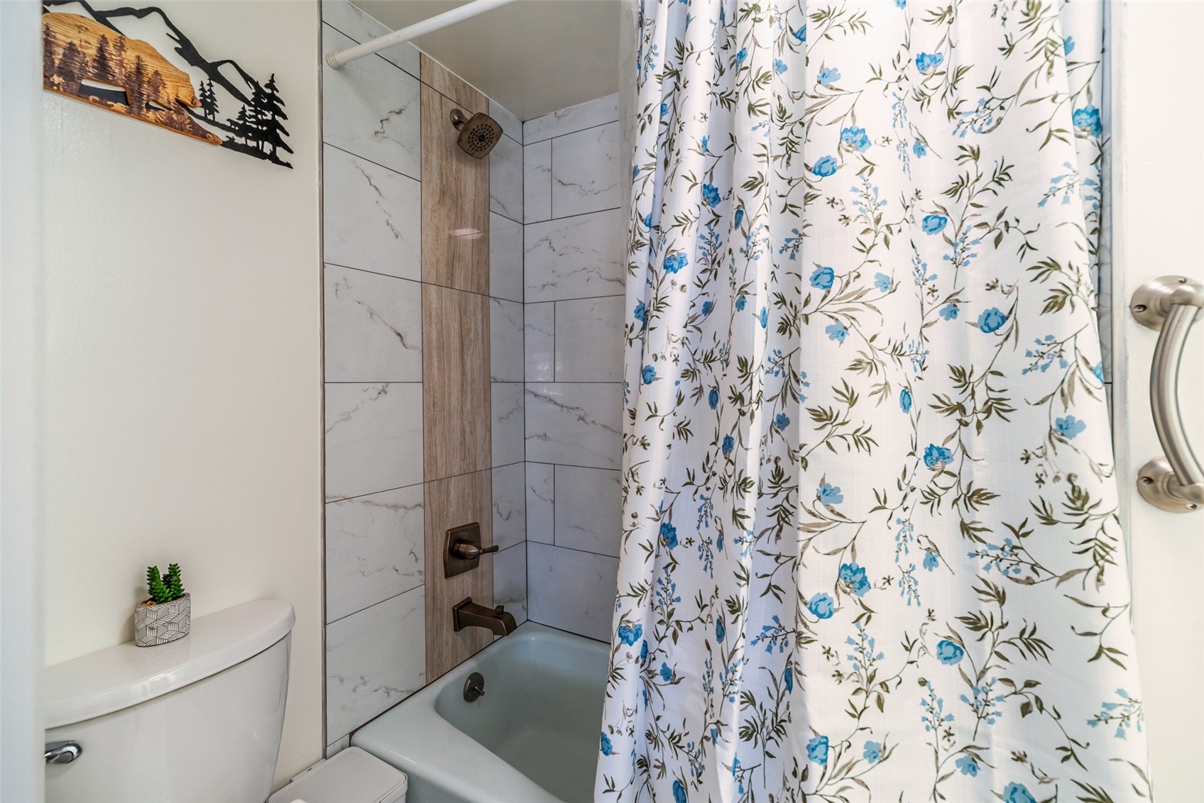 370 E La Bonte Street A Property Photo 13