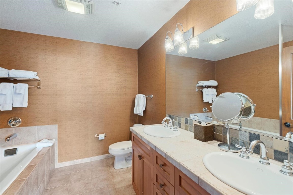 600 S Main Street 4303 Property Photo 8
