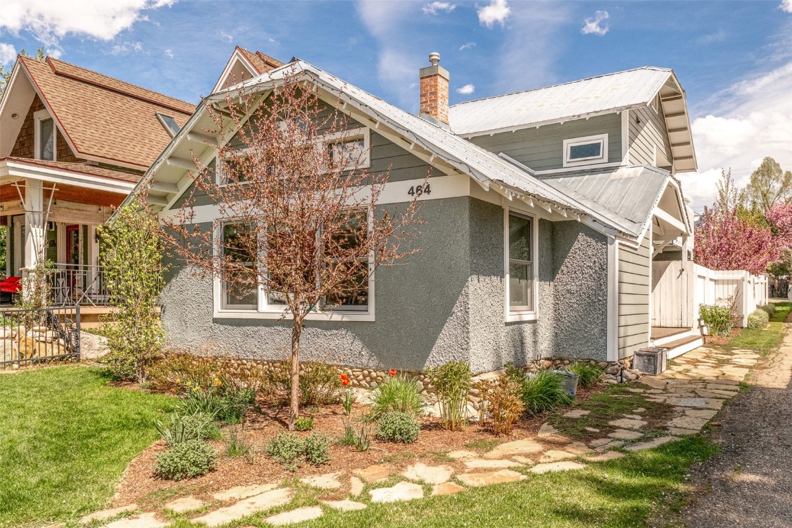 464 8th Street Property Photo 1