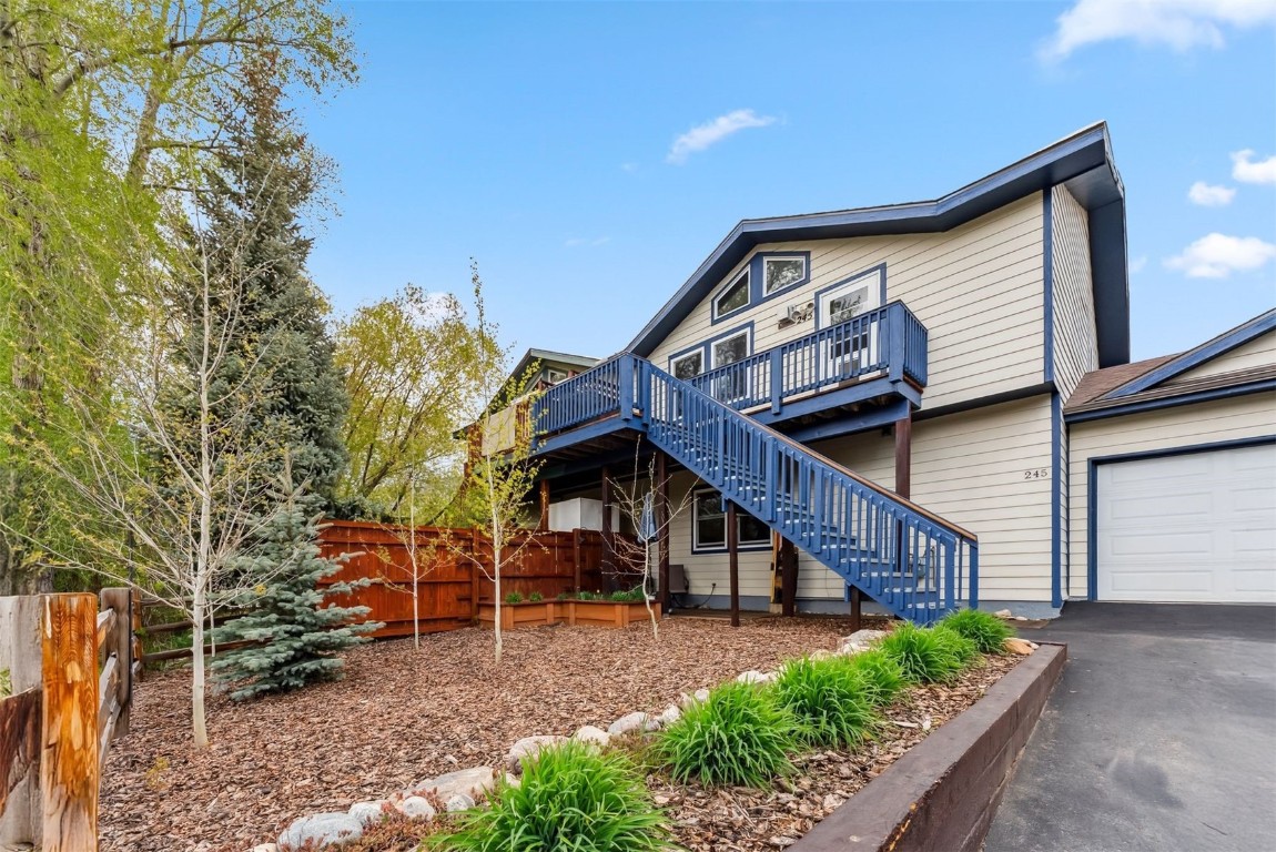 245 Tennis Court Property Photo 1
