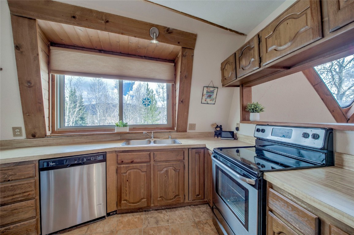233 Burgundy Circle Property Photo 10