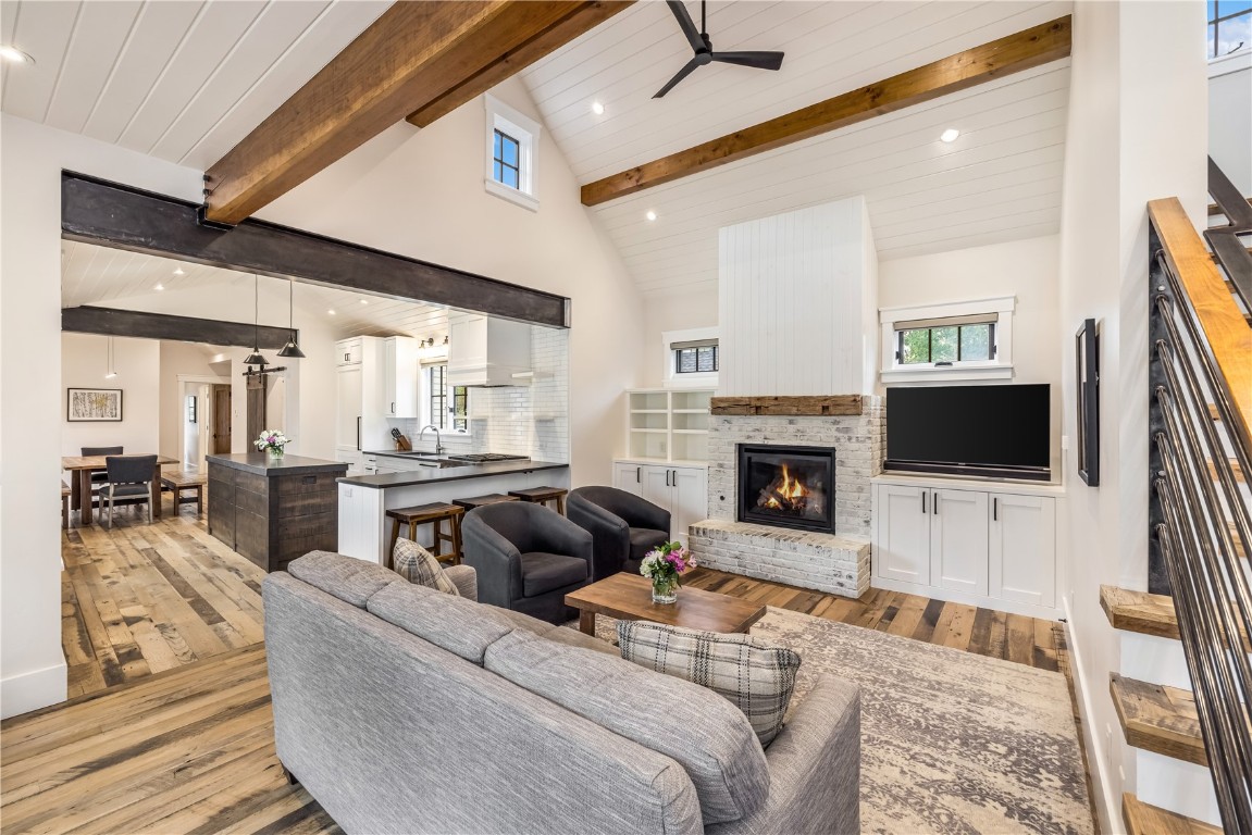 300 E Washington Avenue Property Photo 7