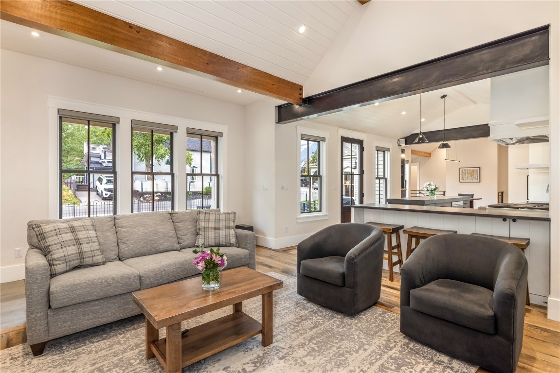 300 E Washington Avenue Property Photo 8