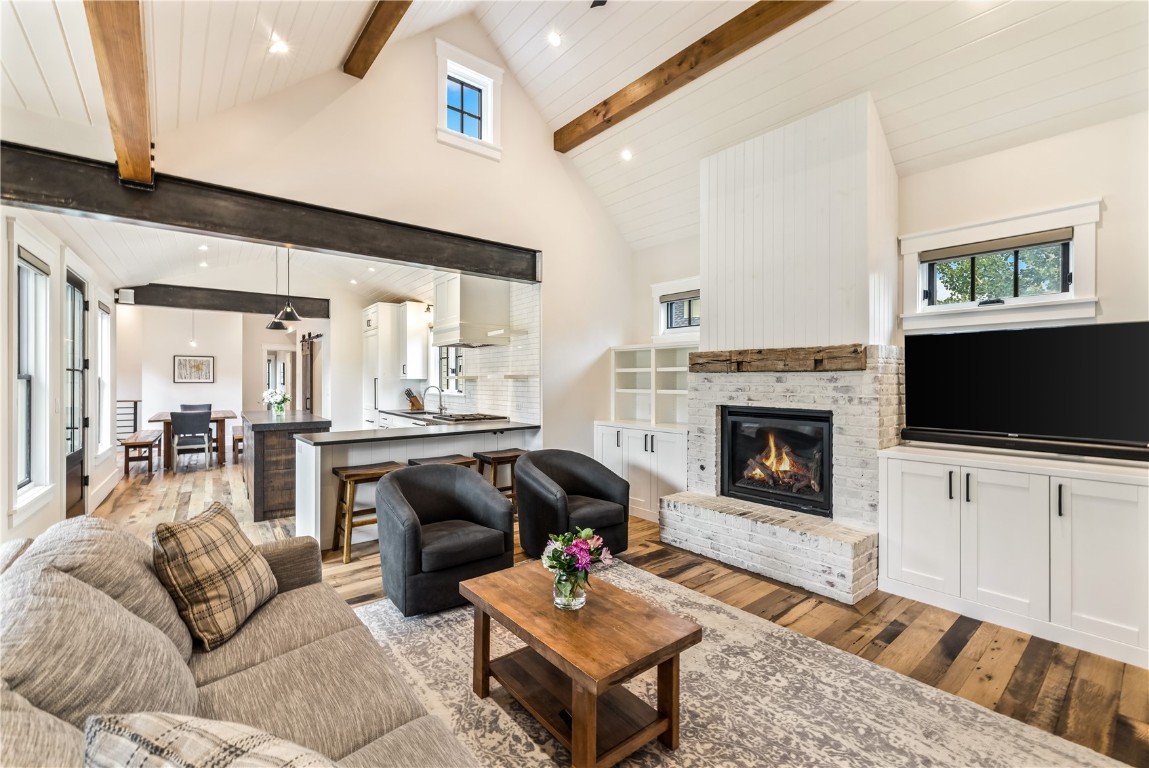 300 E Washington Avenue Property Photo 9