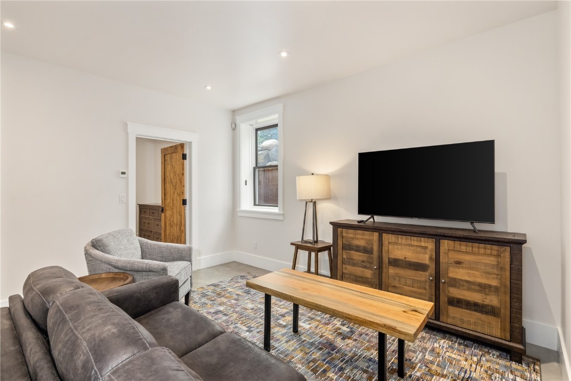 300 E Washington Avenue Property Photo 30