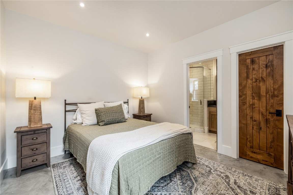 300 E Washington Avenue Property Photo 32