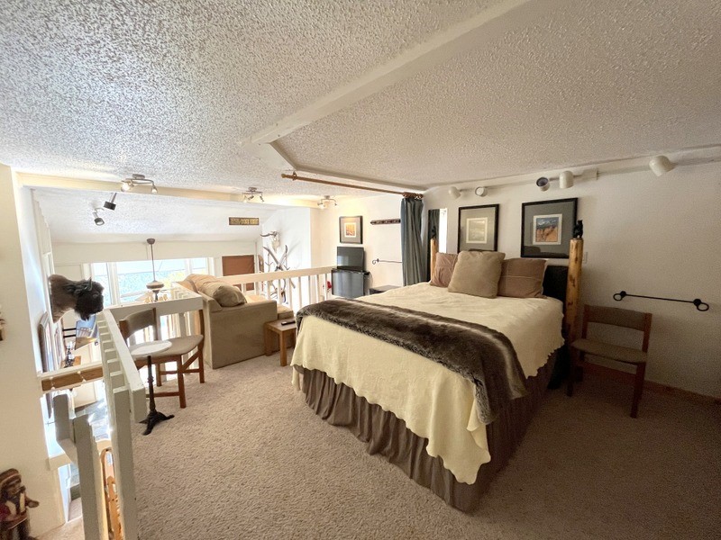 1920 Ski Time Square Drive 208 Property Photo 3