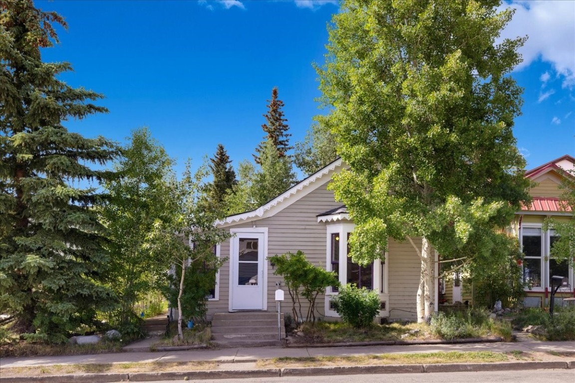 142 W 4th Street Property Photo 1
