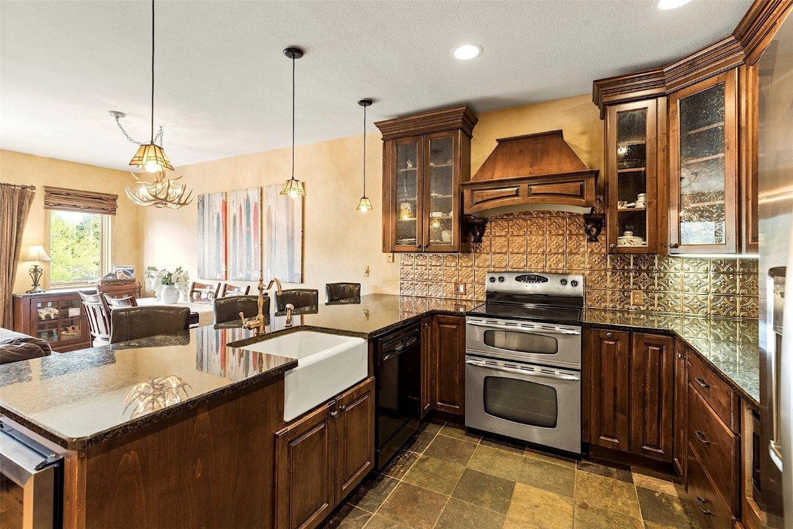 705 Four Oclock Road M4 Property Photo 9