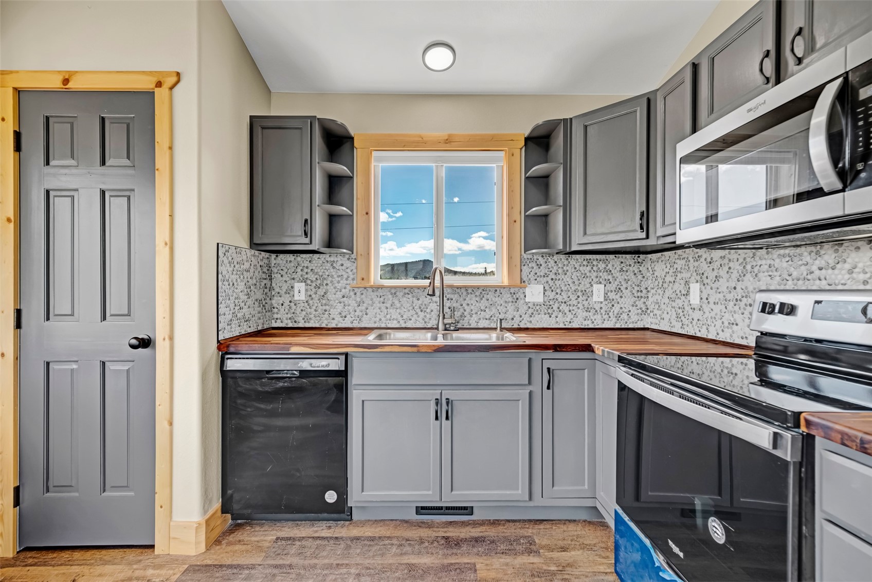 2491 Stagestop Road Property Photo 3