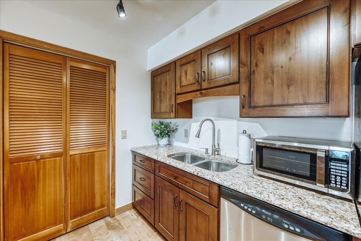 875 Four Oclock Road D1 Property Photo 12
