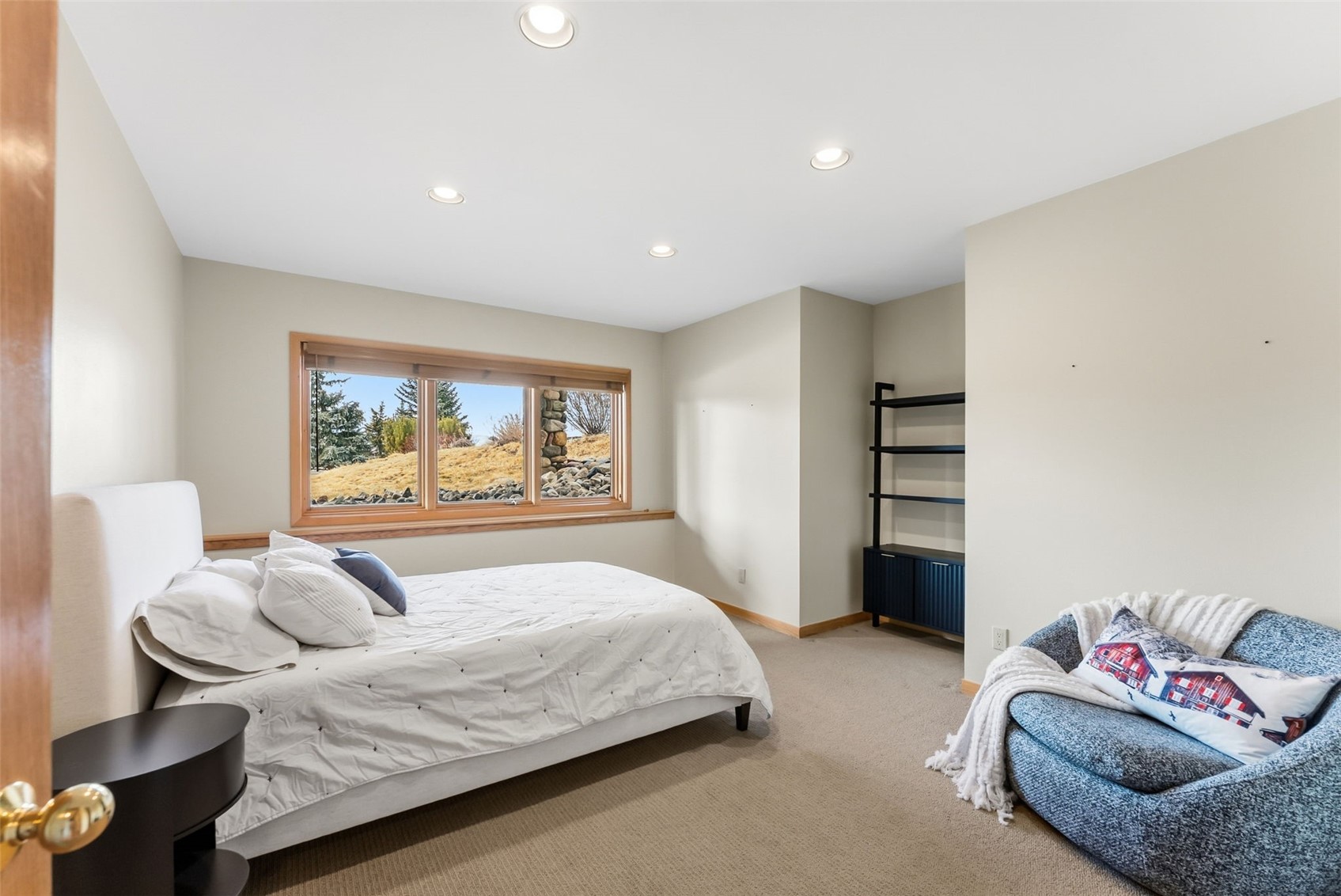 454 Ensign Drive B Property Photo 22