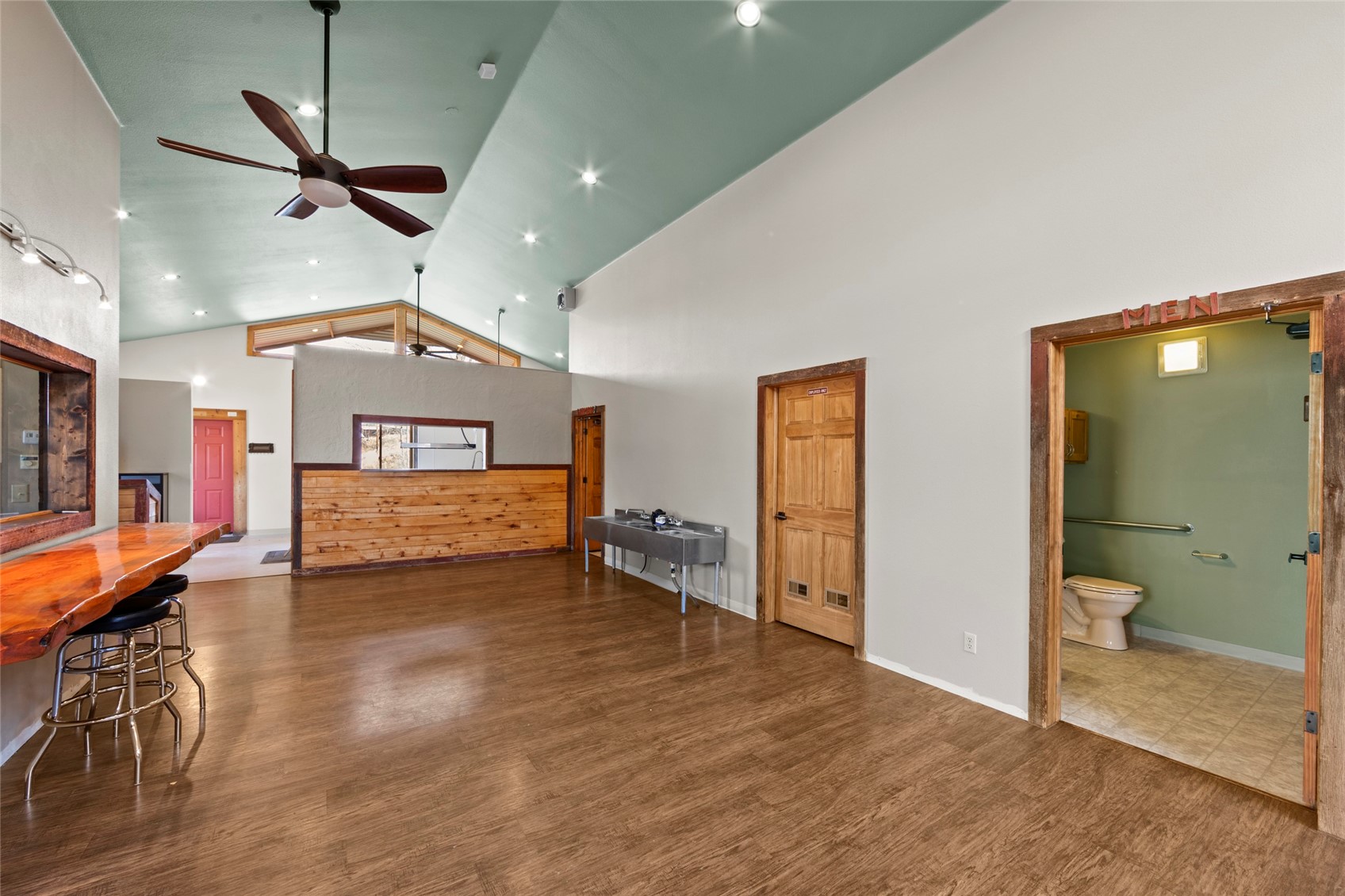 606 W Byers Avenue Property Photo 8